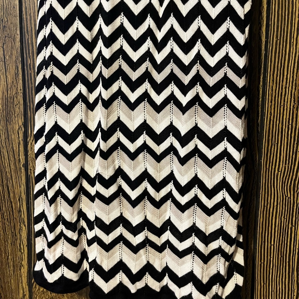 White House Black Market Zigzag Long Sleeve Dress - Picture 3 of 5
